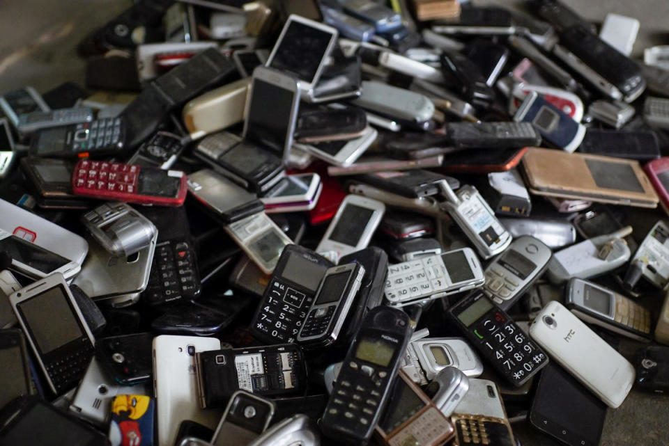 淘汰的手機、平板等電子產品不應當作一般垃圾丟棄，這些廢棄電子產品中其實還有一些可重複使用的資源，建議送去連鎖3C專賣店或便利超商妥善回收。