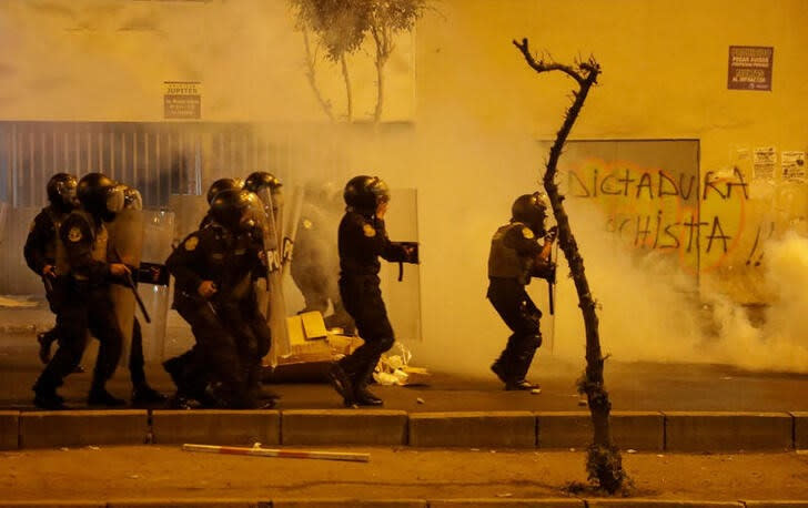 FOTO DE ARCHIVO. Policías antidisturbios toman posición durante una protesta para exigir la renuncia de la presidenta de Perú, Dina Boluarte, en Lima, Perú