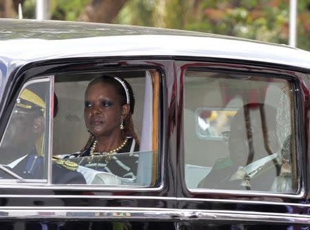 Zimbabwe President Robert Mugabe and his wife Grace arrive at the Parliament in Harare, October 28, 2014. REUTERS/Philimon Bulawayo