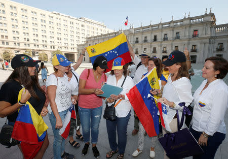 Miembros de la comunidad venezolana en Chile preparan una carta en el Palacio de la Moneda, dirigida al presidente Sebastián Piñera, solicitando sanciones a funcionarios del gobierno de Nicolás Maduro, en Santiago, Chile, 19 de febrero de 2019 REUTERS/Rodrigo Garrido