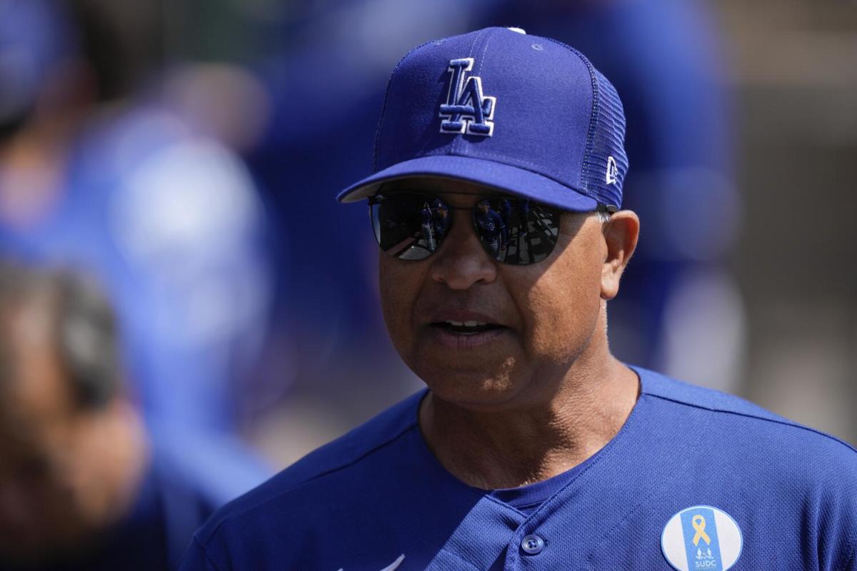 Dave Roberts raises the bar in Dodgers search for new manager