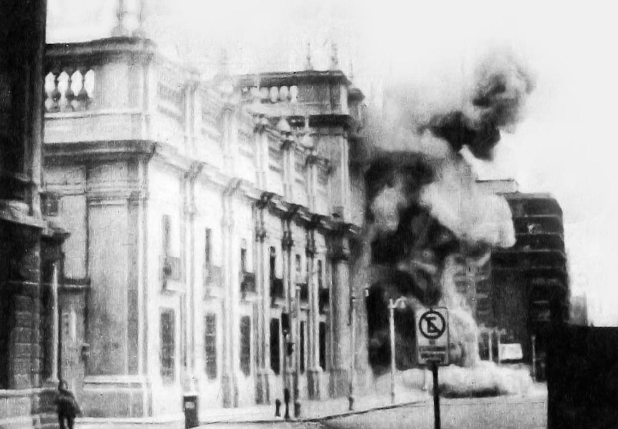 Bombardeo del Palacio de la Moneda durante el golpe de Estado en Chile el 11 septiembre de 1973. <a href="https://commons.wikimedia.org/wiki/File:Golpe_de_Estado_1973.jpg" rel="nofollow noopener" target="_blank" data-ylk="slk:Biblioteca del Congreso Nacional de Chile / Wikimedia Commons;elm:context_link;itc:0;sec:content-canvas" class="link ">Biblioteca del Congreso Nacional de Chile / Wikimedia Commons</a>, <a href="http://creativecommons.org/licenses/by/4.0/" rel="nofollow noopener" target="_blank" data-ylk="slk:CC BY;elm:context_link;itc:0;sec:content-canvas" class="link ">CC BY</a>