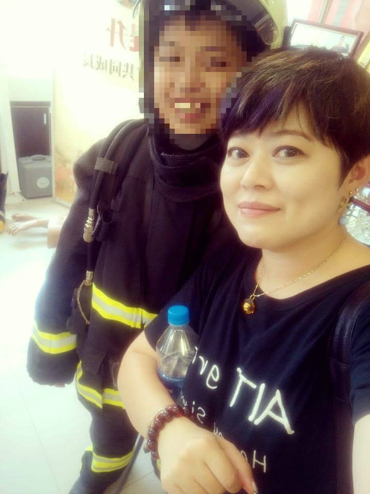 ▲陳小弟赴新北消防局接受表揚，並穿上消防員服裝與媽媽合照。（圖／取自陳媽媽臉書）