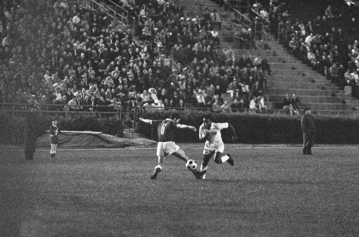 La estrella del Cosmos de Nueva York Pelé en acción contra el Metros de Toronto en el Estadio de los Yankees en Nueva York, el 18 de junio de 1976. (Larry C. Morris/The New York Times)