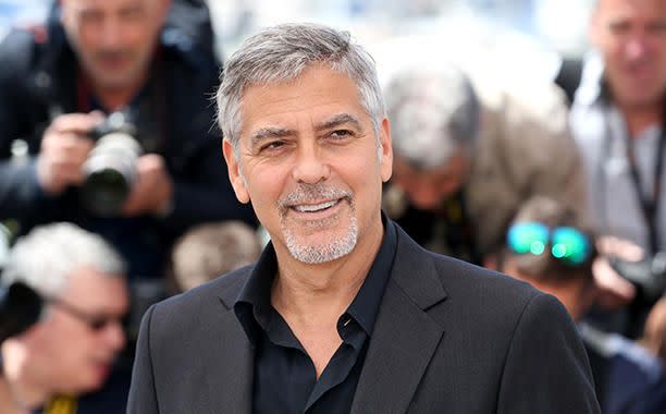 <p>Clooney fue directo contra Trump en marzo, al decir en una entrevista con <i>The Guardian</i> : “No es más que un oportunista. Ahora es un fascista; un xenófobo fascista … La verdad del asunto es que, en época de elecciones, las cosas enloquecen, y las voces más fuertes son las que llegan más lejos y son más extremas. Así que se escuchan estupideces de manera masiva, como que vamos a prohibir a los musulmanes en el país. Nunca vamos a hacer eso. Lo dice la Estatua de la Libertad: traigan a nosotros a sus abigarradas masas. No, no va a suceder”. </p>