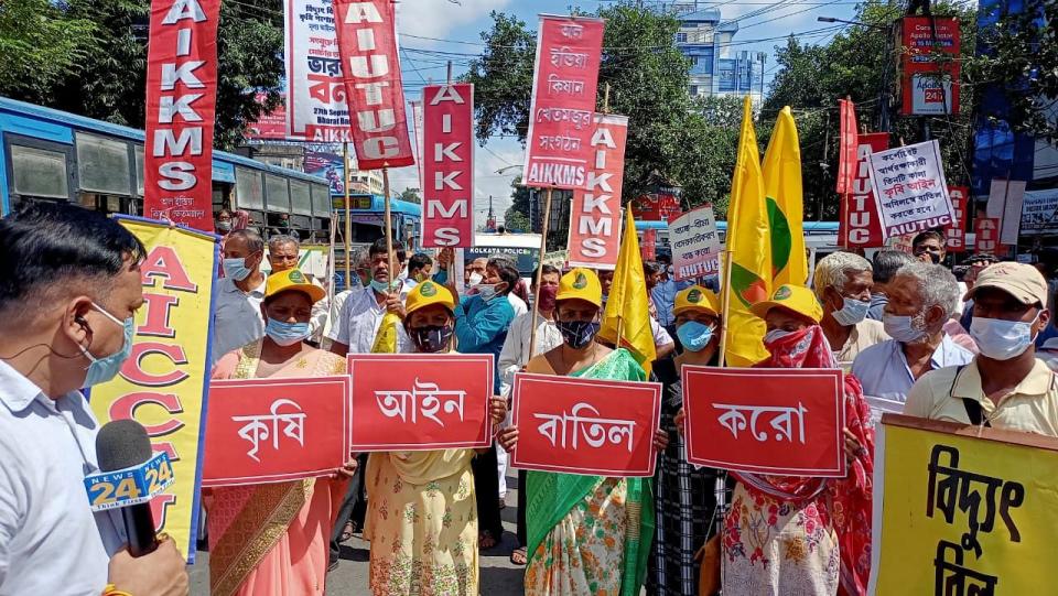 <div class="paragraphs"><p>Several organisations in Kolkata held protests on the streets to oppose the three farm laws on Bharat Bandh.</p></div>