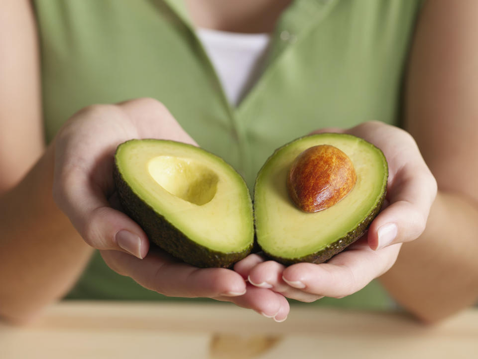 Wie kann ich erkennen, dass eine Avocado reif ist, ohne sie zu öffnen? Dieser Lifehack hat TikTok 2022 erobert (Symbolbild: Getty Images)