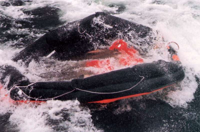 愛沙尼亞號事故中，一艘破損無法載人的救生艇。（維基百科公有領域）