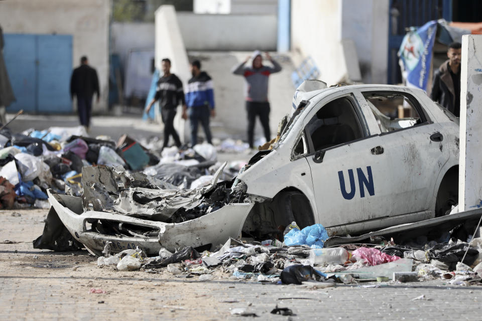 Palestinos caminan entre los escombros que dejaron los ataques de Israel en Ciudad de Gaza, en la Franja de Gaza, el sábado 10 de febrero de 2024. (AP Foto/Mohammed Hajjar)