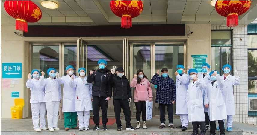 湖南省北部益陽市9日有五名患者痊癒出院，其中一名高齡80多歲。（圖／益陽市公安局微博）