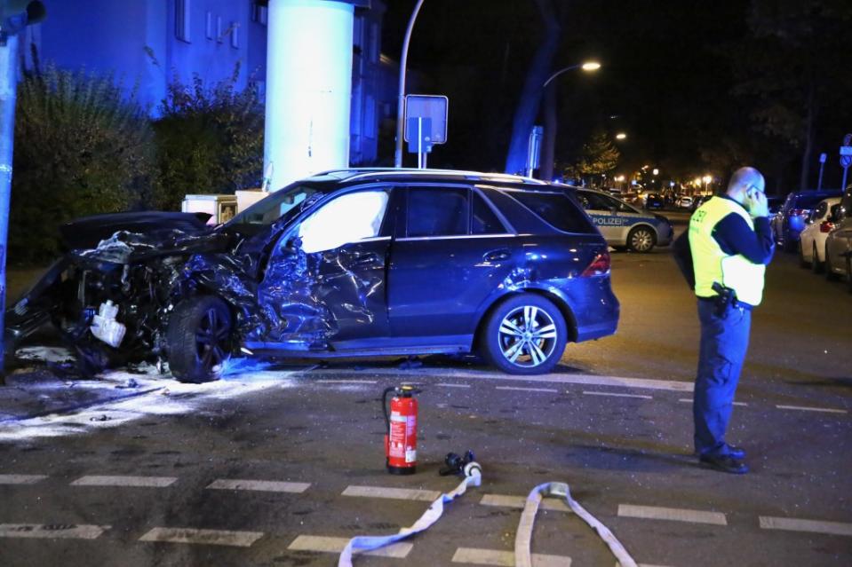 Ein Chaosfahrer hat in Steglitz mehrere Unfälle provoziert und dabei mehrere Menschen verletzt. erst als sein Transporter umstürzte, war die Fahrt zu Ende.<span class="copyright">Thomas Peise</span>