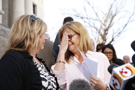 Terri Crippes (L) and Lori Lyon, the aunts of Kayla Mueller, react after giving a statement at a news conference in Prescott February 10, 2015. REUTERS/Nancy Wiechec