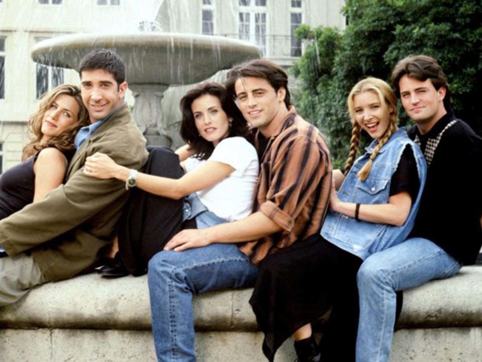 Aniston, Schwimmer, Cox, LeBlanc, Kudrow y Perry, en la enigmática fuente donde se grabó la presentación de la serie 'Friends'. ¿Eras fan de la serie?