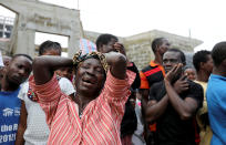 <p>A woman mourns for her son at the entrance of Connaught Hospital in Freetown, Sierra Leone on Aug. 18, 2017. (Photo: Afolabi Sotunde/Reuters) </p>