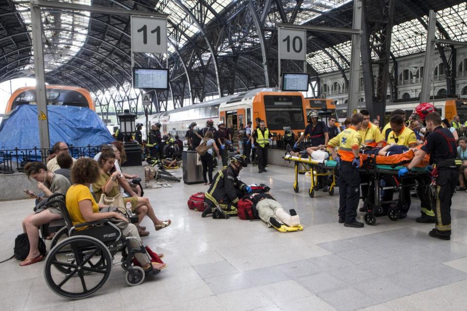 The wounded were treated by emergency services on the platforms (EPA)