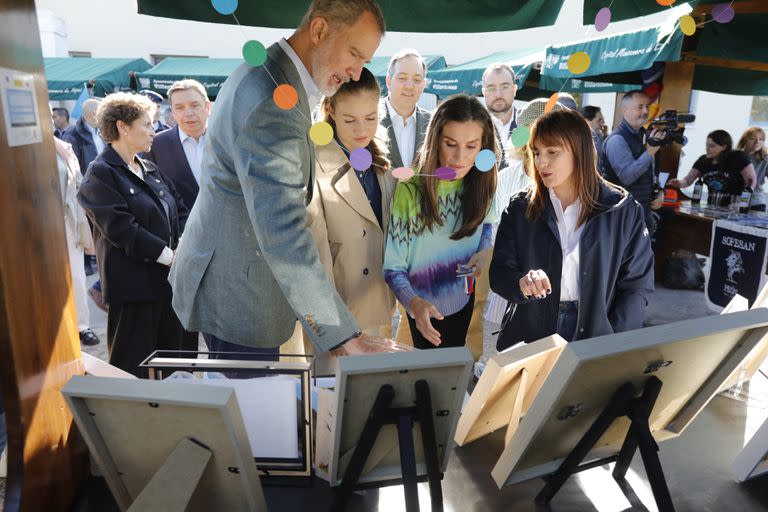 El rey Felipe VI, la princesa Leonor y la reina Letizia visitan al ganador del Premio al Pueblo Ejemplar de Asturias 2023, a 21 de octubre de 2023, en Arroes, Villaviciosa, Asturias.