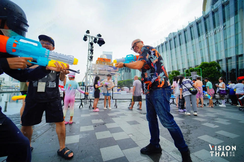 河濱公園，在潑水節期間也搖身變成潑水樂園。（來源：看見泰國 Vision Thai）