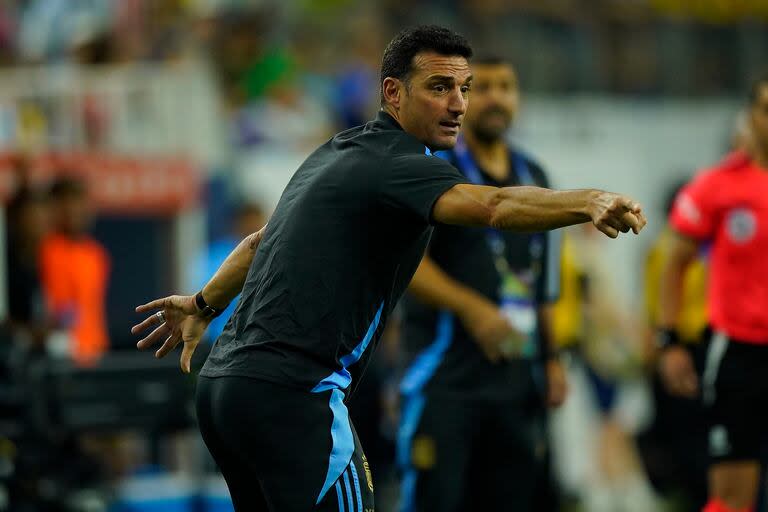 Lionel Scaloni ordena, marca posiciones en el estadio NRG de Houston; el seleccionador rescató la actitud, la clasificación y la figura de Dibu Martínez en los penales