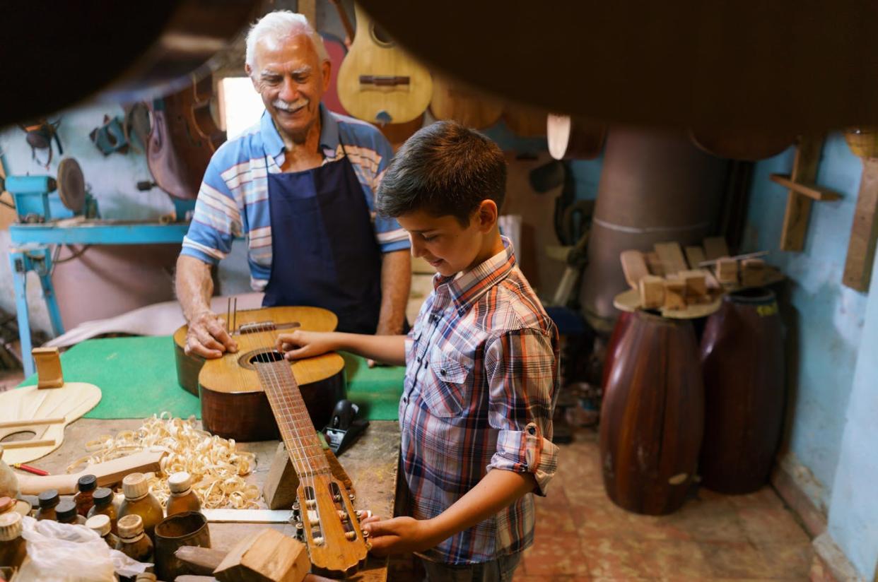 <a href="https://www.shutterstock.com/es/image-photo/small-family-business-traditions-old-grandpa-407660998" rel="nofollow noopener" target="_blank" data-ylk="slk:Diego Cervo/Shutterstock;elm:context_link;itc:0;sec:content-canvas" class="link ">Diego Cervo/Shutterstock</a>