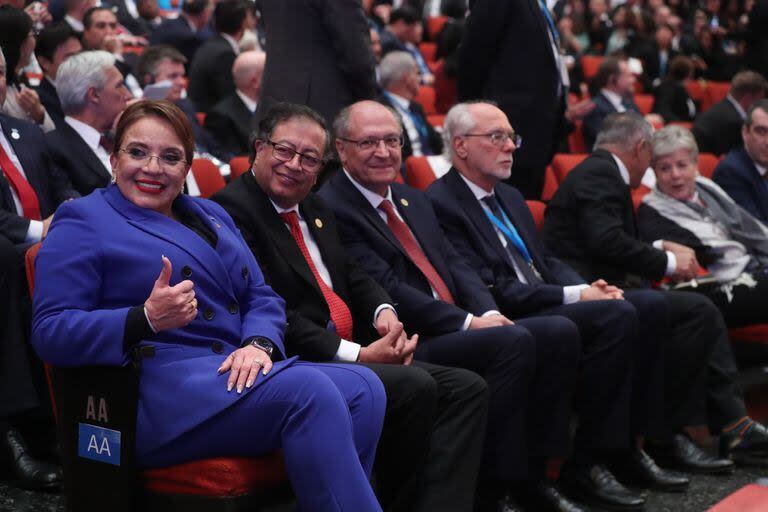 (240115) -- CIUDAD DE GUATEMALA, 15 enero, 2024 (Xinhua) -- La presidenta de Honduras, Xiomara Castro (i), y el presidente de Colombia, Gustavo Petro (2-i), asisten a la toma de posesión como presidente de Guatemala de Bernardo Arévalo, en la Ciudad de Guatemala, Guatemala, en las primeras horas del 15 de enero de 2024. Bernardo Arévalo fue juramentado el lunes en Ciudad de Guatemala como nuevo presidente de Guatemala para el periodo de gobierno 2024-2028, en compañía de su vicepresidenta, Karin Herrera. (Xinhua/Gonzalo Pérez) (gp) (rtg) (da) (vf)