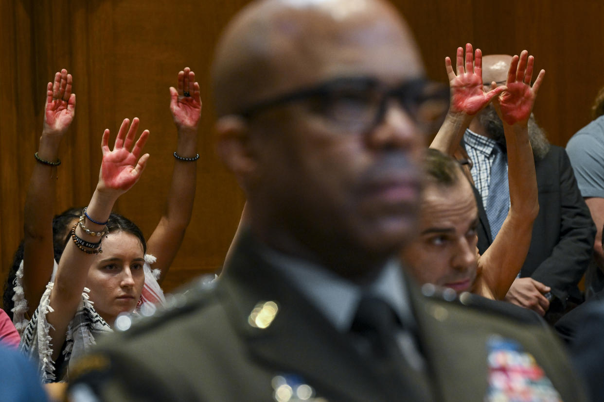 Manifestantes que se oponen a la guerra entre Hamás e Israel protestan antes de una audiencia sobre el presupuesto del Departamento de Defensa ante un subcomité de Asignaciones del Senado en el Capitolio, en Washington, el 8 de mayo de 2024. (Kenny Holston/The New York Times).