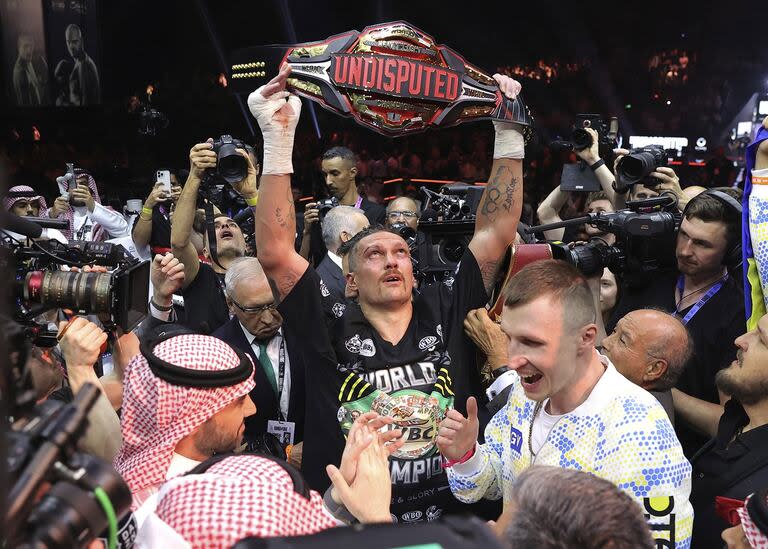 Usyk eleva el cinturón: es el campeón de los pesados sin discusión