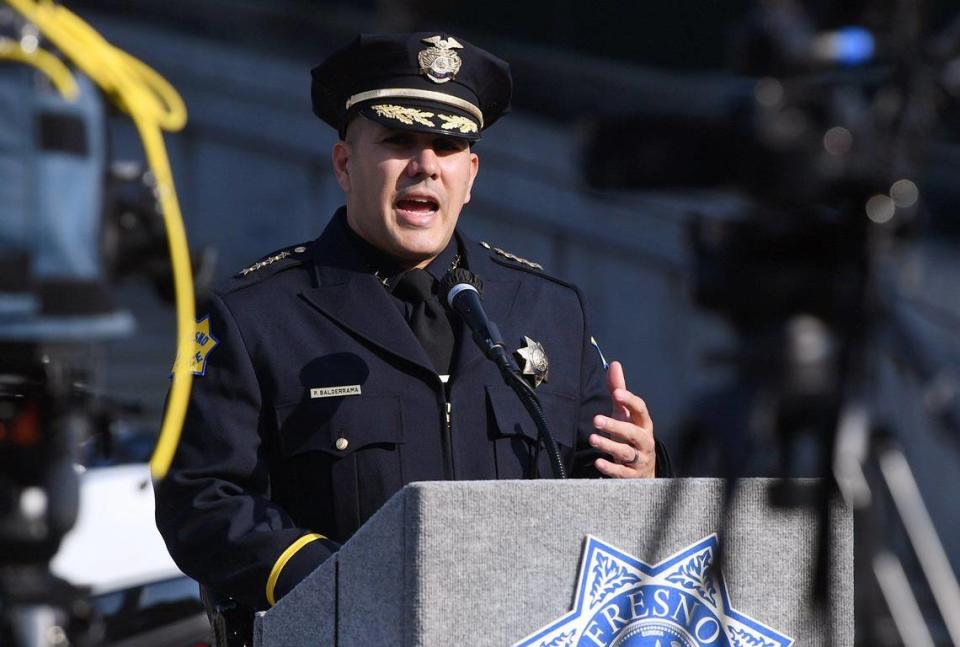 El nuevo jefe de Policía de Fresno, Paco Balderrama, habla con los medios frente al Ayuntamiento de Fresno, el lunes 11 de enero de 2021, en Fresno.