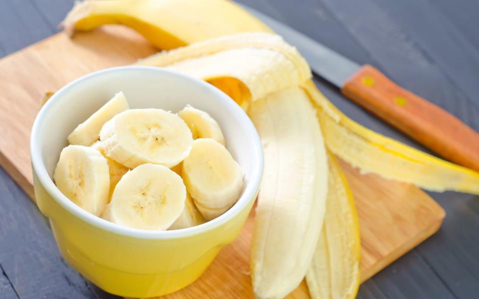 Wer es lieber süß mag, kann stattdessen zu Bananen greifen: Der enthaltene Fruchtzucker versorgt Ihren Körper mit ausreichend Energie. Und auch Kalium, Magnesium und Vitamine machen munter. (Bild: iStock / tycoon751)