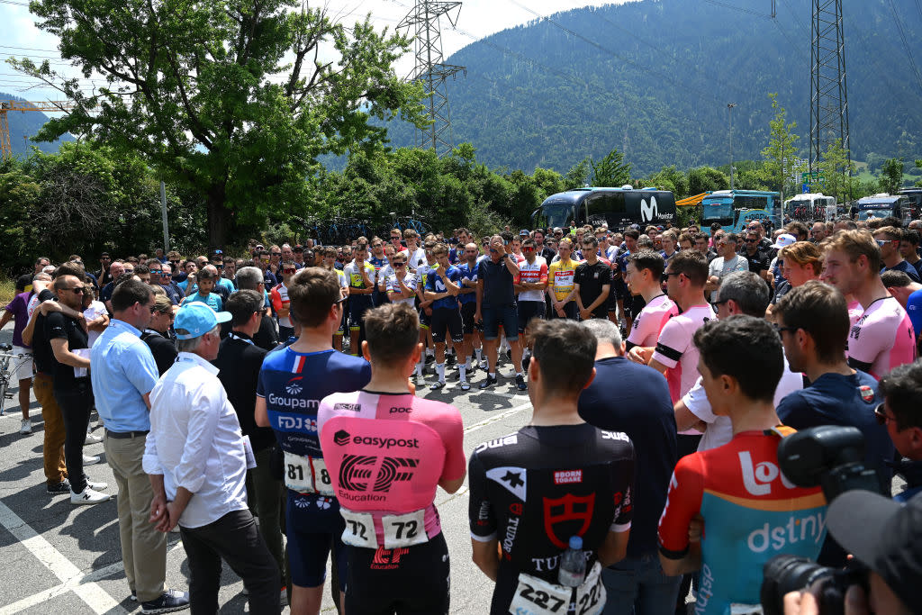  The Tour de Suisse peloton held a minute's silence in memory of Gino Mäder in Chur on Friday 