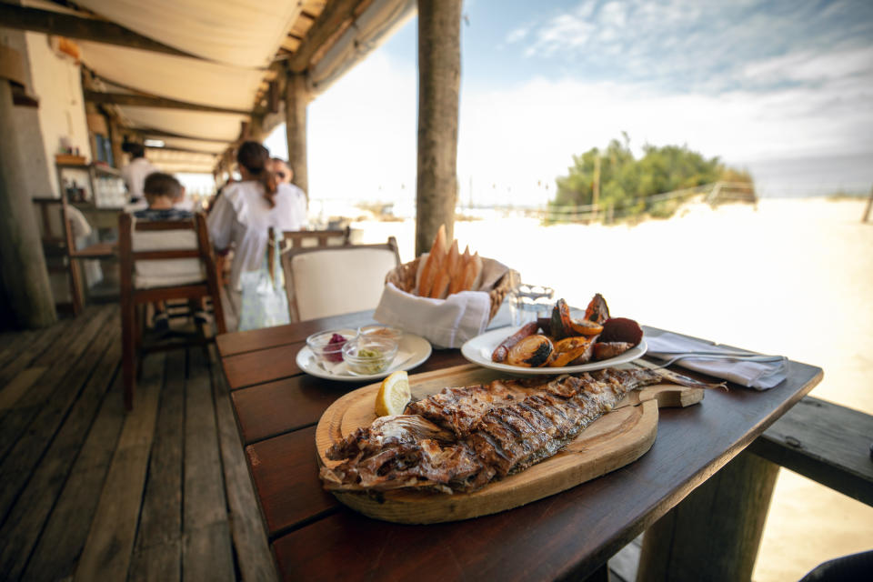 La Huella, un restaurante de José Ignacio, Uruguay, se especializa, como era de esperar, en mariscos. (Tali Kimelman/The New York Times)