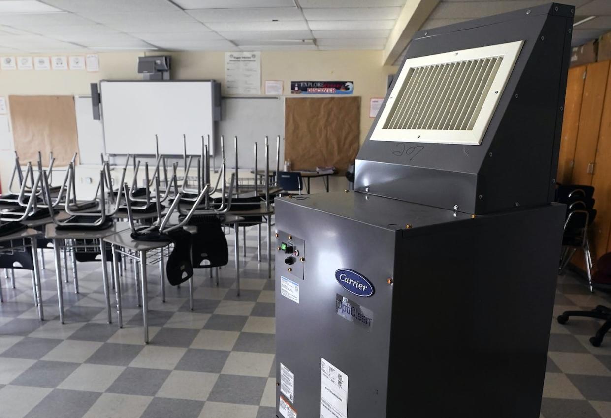 An air scrubber in a classroom at the E.N. White School in Holyoke, Mass. <a href="https://newsroom.ap.org/detail/VirusOutbreakSchoolFunding/6403884a83214a09a776339d3a6055c0/photo" rel="nofollow noopener" target="_blank" data-ylk="slk:AP Photo/Charles Krupa;elm:context_link;itc:0;sec:content-canvas" class="link ">AP Photo/Charles Krupa</a>