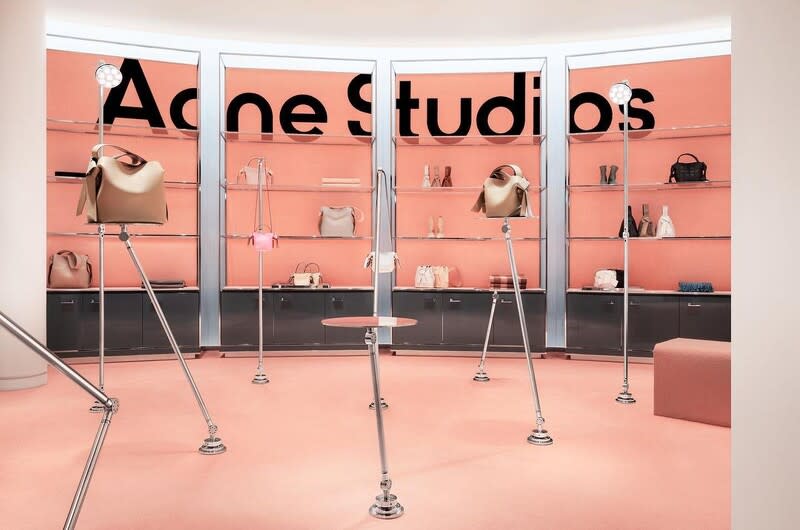 Acne Studios除了笑臉標誌外，還有另一個元素風靡時尚圈，那就是Acne Studios粉