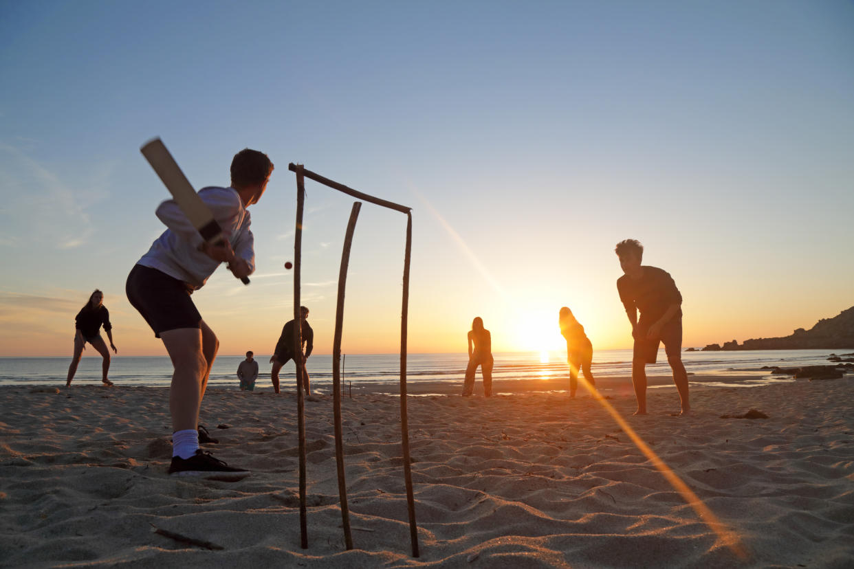 La puesta de sol es uno de los mejores momentos del día para quienes quieran hacer algo de ejercicio en verano. Adaptarlo a la edad y el estado físico es importante para no correr riesgos. (Foto: Getty)