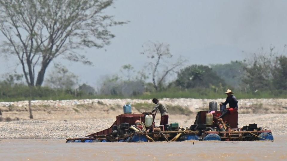 Extracción informal de oro en el río Nechi en Antioquia.