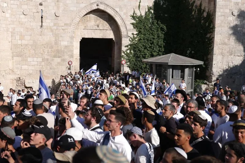 Israeli settlers celebrate in front of the Damascus gate as part of Jerusalem day commemoration. Ilia Yefimovich/dpa