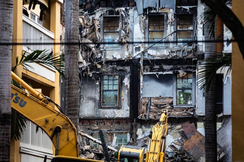 Una excavadora empezando a demoler Temple Court Apartments, 431 NW Third St., el martes 18 de junio de 2024. No se usarán implosiones para derribar el complejo. La ciudad de Miami está demoliendo el edificio después de que un incendio lo arrasara la semana pasada. La demolición durará entre cuatro y seis semanas, dijeron las autoridades de Miami.