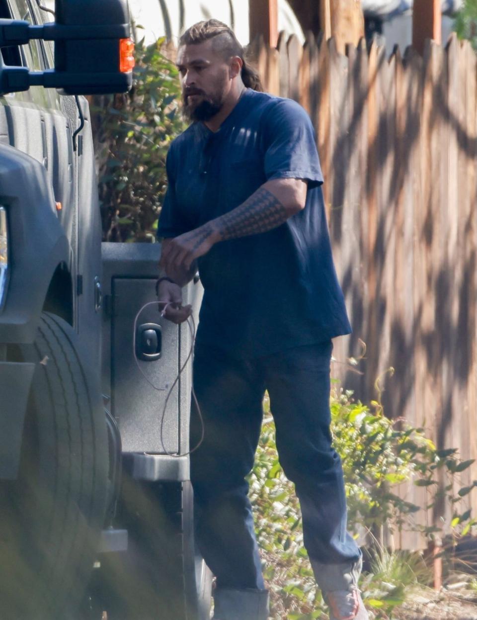 Malibu, CA - *EXCLUSIVE* - Actor Jason Momoa loads his $400k Super Duty truck with a Christmas tree and delivers it to his ex-wife Lisa Bonet's house. Pictured: Jason Momoa BACKGRID USA 19 DECEMBER 2022 BYLINE MUST READ: RMBI / BACKGRID USA: +1 310 798 9111 / usasales@backgrid.com UK: +44 208 344 2007 / uksales@backgrid.com *UK Clients - Pictures Containing Children Please Pixelate Face Prior To Publication*