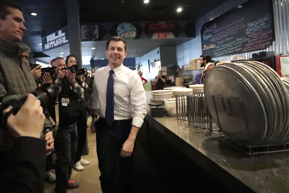 El aspirante a la candidatura demócrata de la Casa Blanca, Pete Buttigieg, llega a Community Oven Pizza para un acto de su campaña, el 4 de febrero de 2020, en Hampton, New Hampshire. (AP Foto/Elise Amendola)