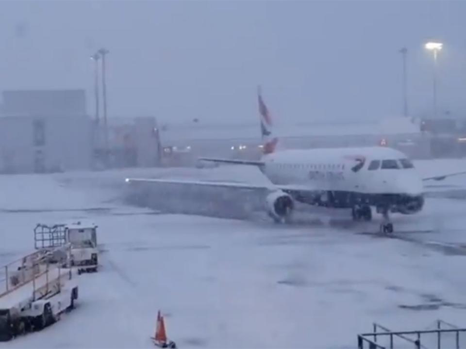 UK snow: Flights cancelled and hundreds of passengers stranded on tarmac amid plummeting temperatures