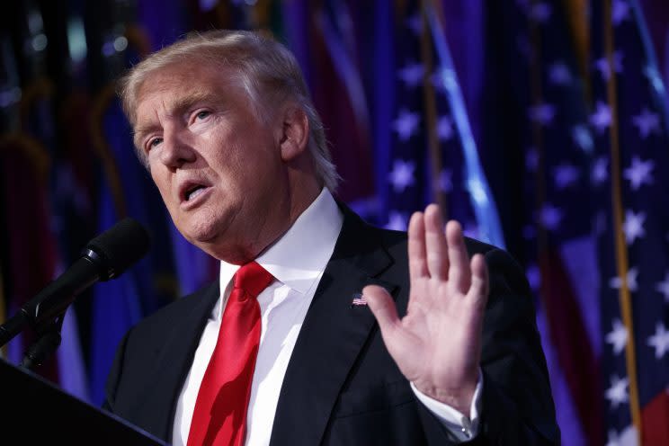 Donald Trump zieht sich aus seinen Geschäften zurück (Bild: AP Photo/Evan Vucci)
