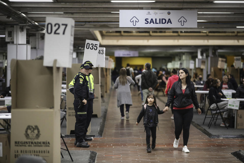 Police guard a polling station during regional and local elections, in Bogota, Colombia, Sunday, Oct. 29, 2023. (AP Photo/Ivan Valencia)