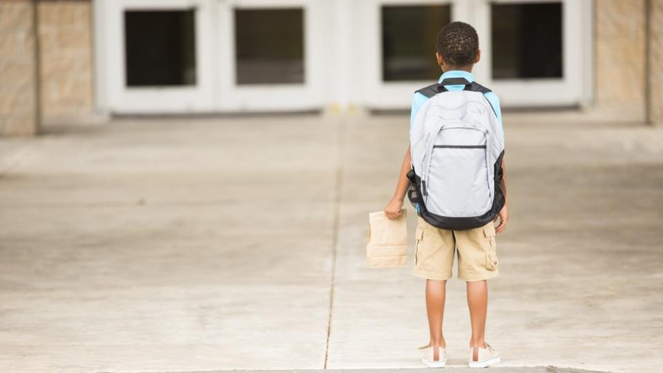 Niño con una mochila de espaldas.