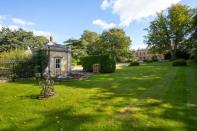 La casa en venta también es muy especial. Está construida con bonitos bloques de sillería de piedra caliza y detalles arquitectónicos únicos. (Foto: <a href="http://www.carterjonas.co.uk/house/for-sale/grimston/yor200038/" rel="nofollow noopener" target="_blank" data-ylk="slk:Carter Jonas;elm:context_link;itc:0;sec:content-canvas" class="link ">Carter Jonas</a>).