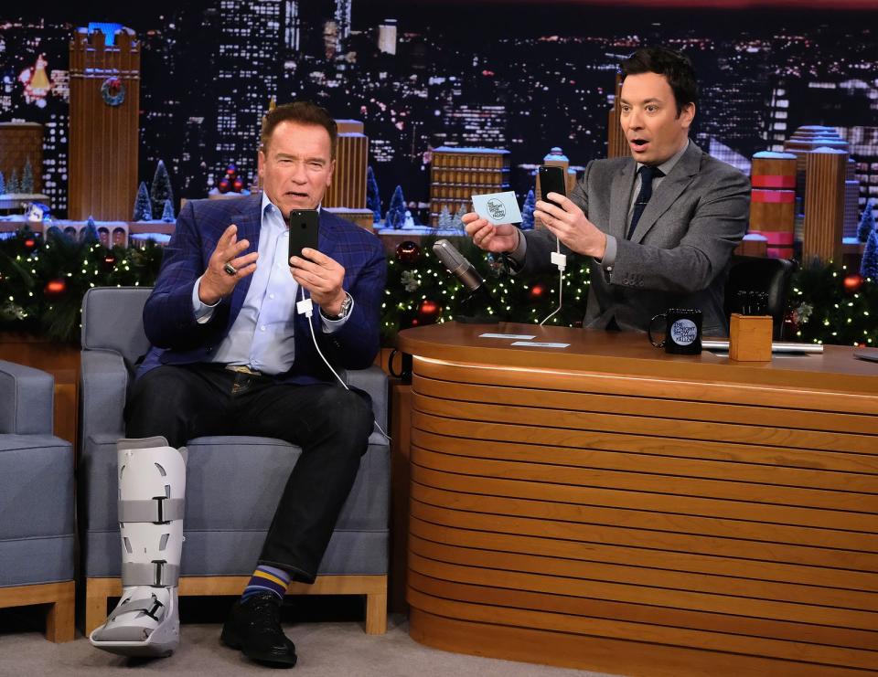 Gelernt ist gelernt: Arnold Schwarzenegger (links) lässt sich auch von kleineren Zipperlein nicht bremsen. Als Show-Spezialist sind ihm launige Auftritte in Sendung wie "The Tonight Show Starring Jimmy Fallon" ein Vergnügen. (Bild: 2016 Getty Images/Theo Wargo)