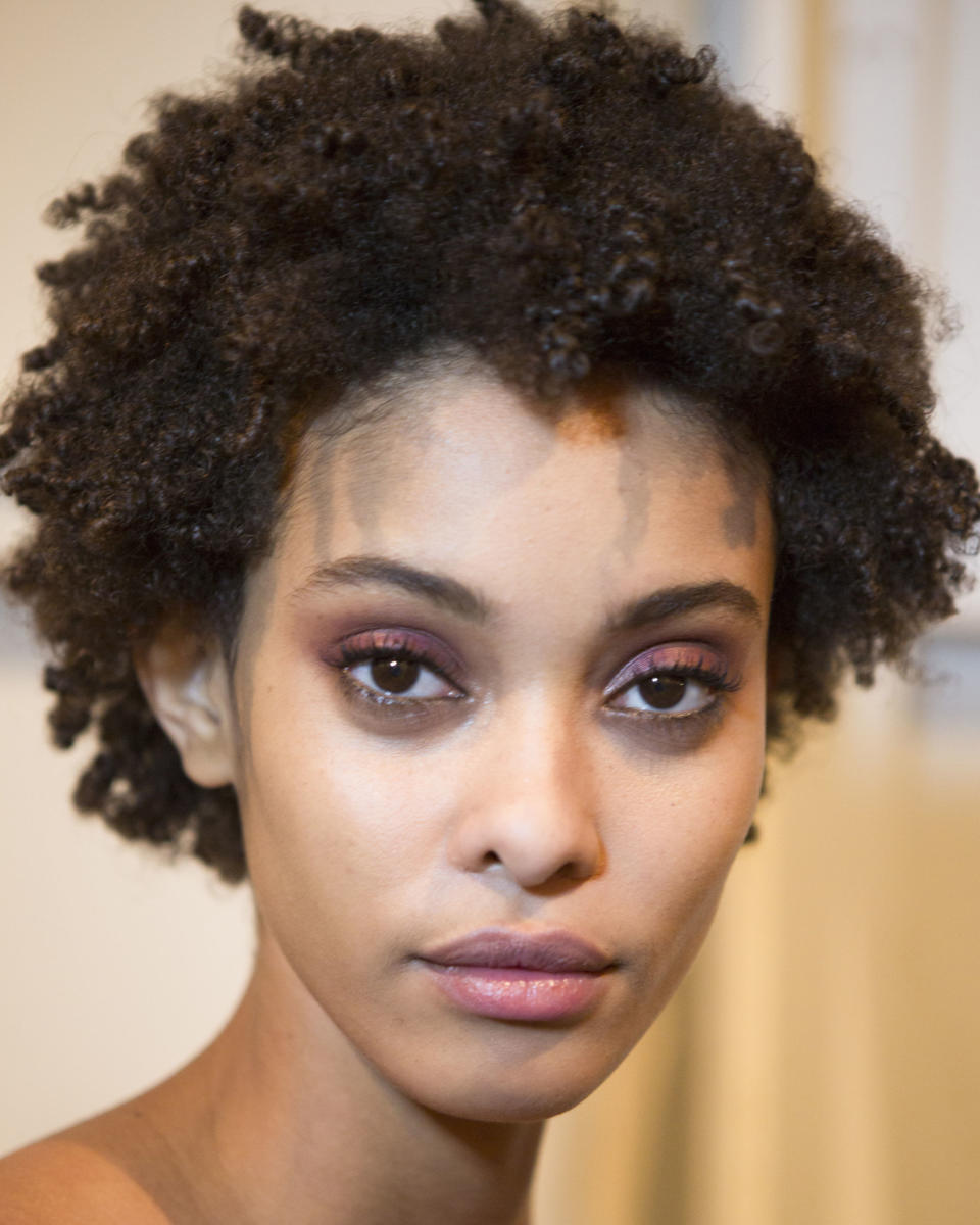 <p>Pink-hued copper eyes with a smudge of black eyeliner look sultry but totally badass.</p>