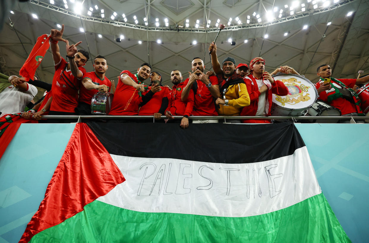 Fans de Marruecos con la bandera de Palestina | REUTERS/Molly Darlington