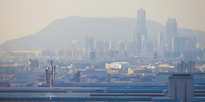 環保署表示，6日整個西半部滿江紅，是今年以來空氣品質最差的1天，全台燃煤電廠配合降載減排。圖為近日的高雄市景。（本報資料照片）