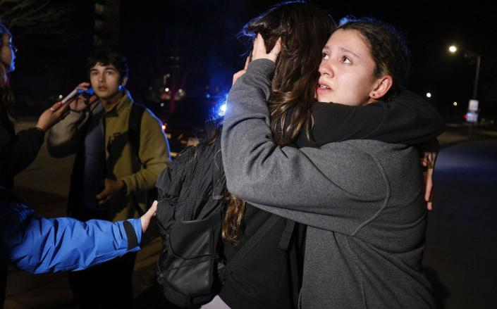 Des étudiants de la Michigan State University s'embrassent pendant une situation de tireur actif - Getty Images