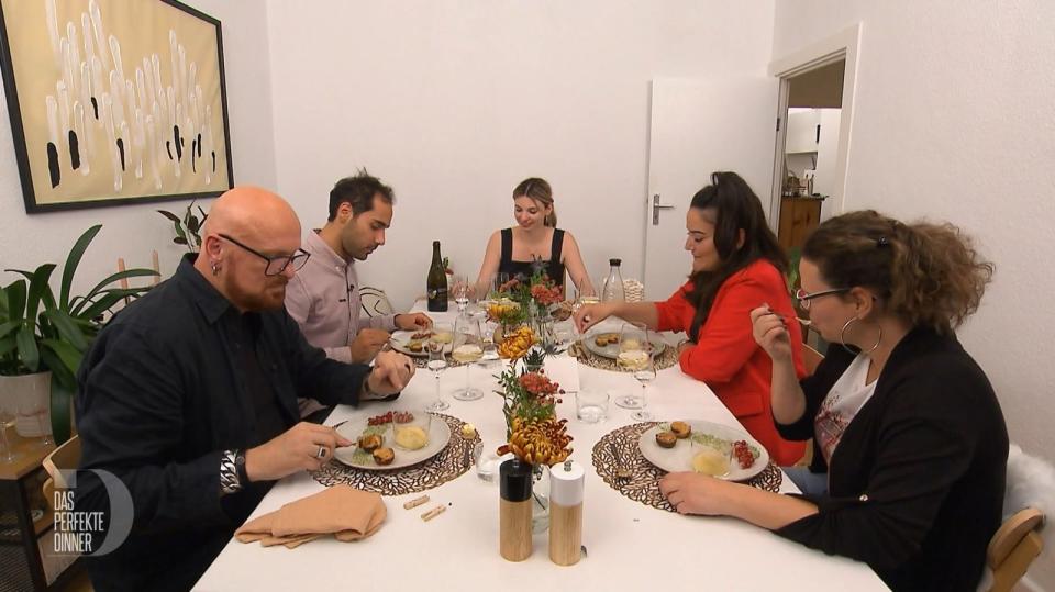 Beim Dessert ist sich die Truppe einig: Pastéis de Nata genießt man eher in Portugal. (Bild: RTL)