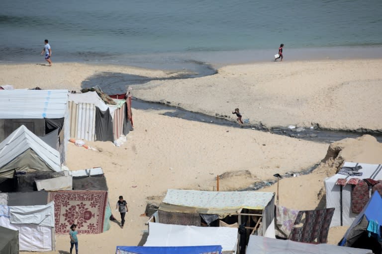Tiendas que alojan a desplazados internos palestinos abarrotan la playa en Deir el Balah, en el centro de la Franja de Gaza, en una imagen del 10 de mayo de 2024 (-)